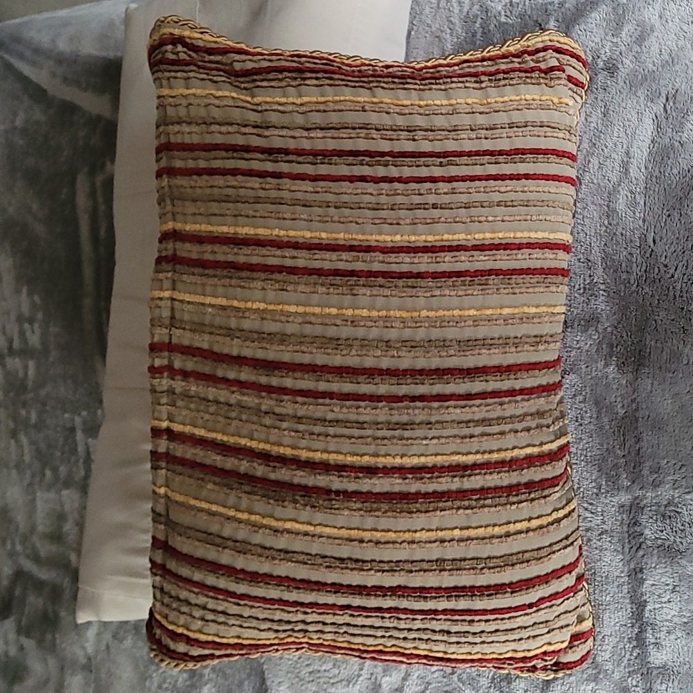Pillow - Picture 3 of 4
